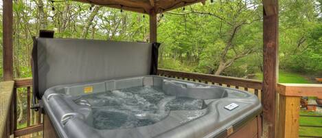 Outdoor spa tub