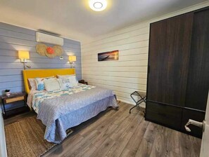 Roomy queen bedroom w storage and room for baby/toddler crib