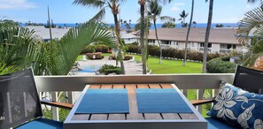Outdoor dining on lanai