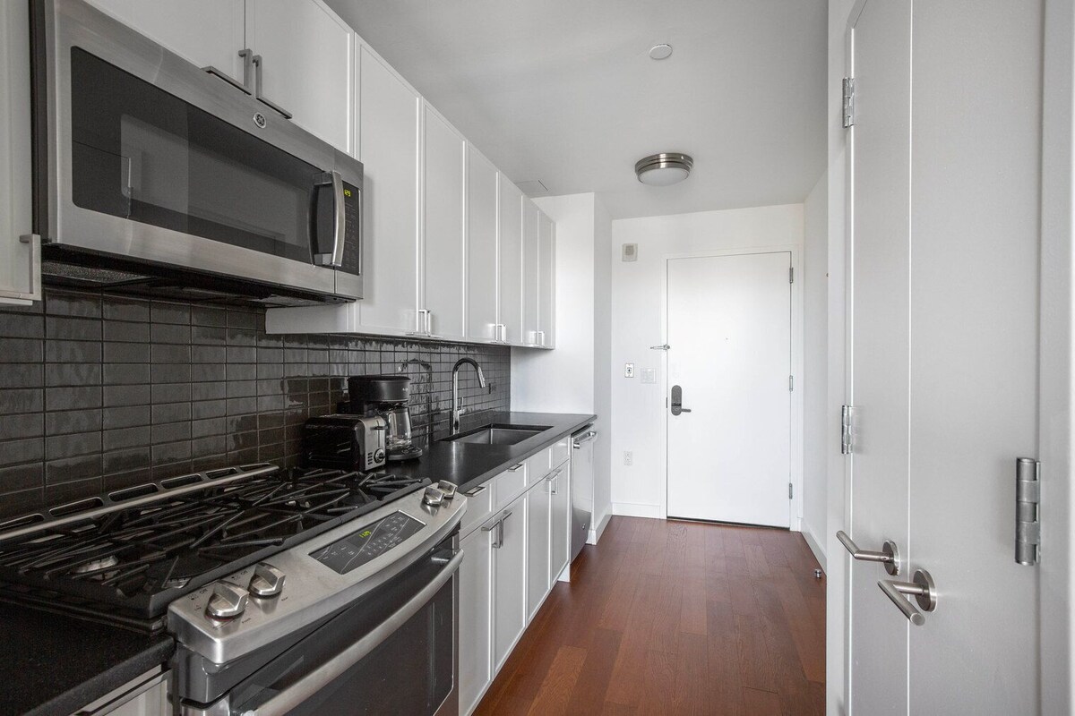 Wonderful Hudson Yards Studio w/ Gym, Rooftop & Lounge, by Blueground