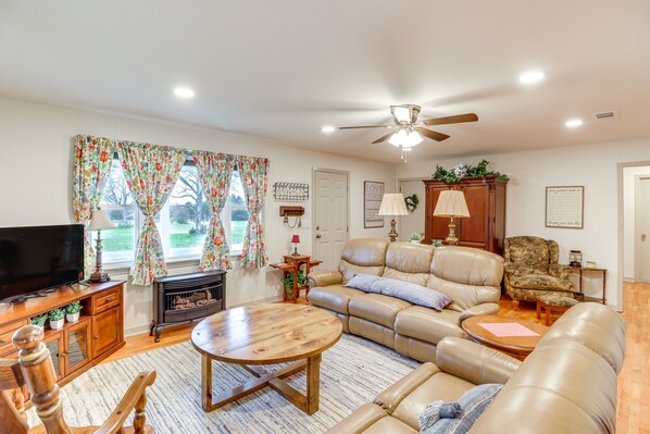 Higden Vacation Rental | 3BR | 1BA | 1,200 Sq Ft | 4 Steps to Access