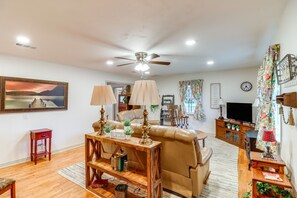 Living Room | Free WiFi | Smart TV | Electric Fireplace