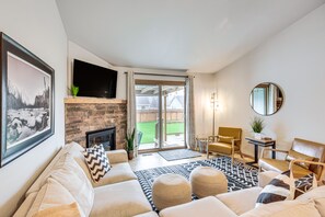 Living Room | Free WiFi | Central Heating & A/C | Smart TV