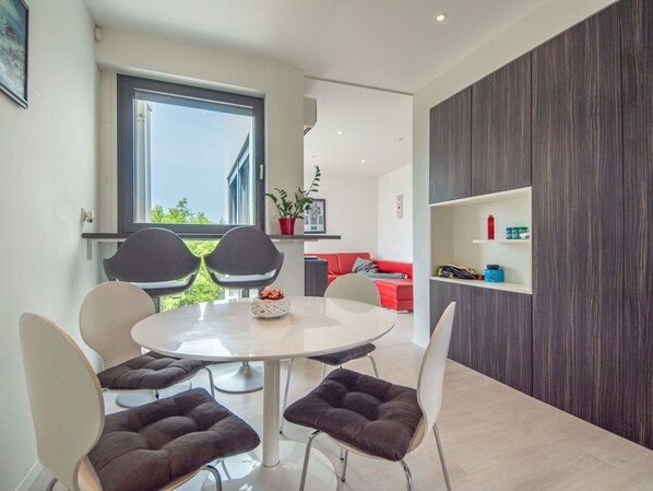 Tabelle, Möbel, Eigentum, Stuhl, Interior Design, Fenster, Die Architektur, Pflanze, Holz