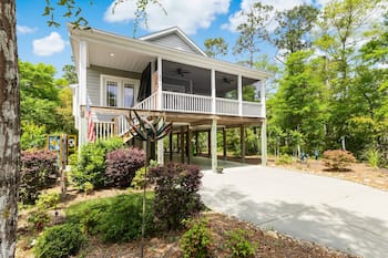 Dog Friendly, only a 10 Min Walk To Beach, Fire Pit, Mins from Parks and Restaurants