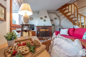 Möbel, Tabelle, Interior Design, Komfort, Geschirr, Holz, Lampe, Bilderrahmen, Wohnzimmer, Zimmerpflanze