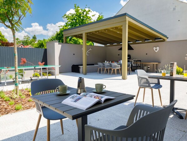 Tabelle, Möbel, Eigentum, Himmel, Schatten, Wolke, Stuhl, Gartenmöbel, Interior Design, Hütte