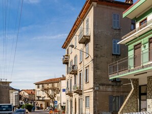 Bâtiment, Ciel, Fenêtre, Nuage, Véhicule, Quartier, Voiture, Design Urbain, Zone Résidentielle, Surface De La Route