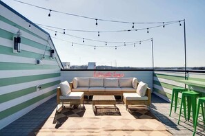 Enjoy the beautiful Nashville weather on your private rooftop oasis with panoramic views of the Downtown Nashville Skyline. 
Only 2 Miles From Broadway!!