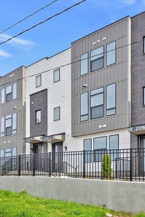 Enjoy this beautiful new townhome near Wedgewood Houston and only a short 2 mile Uber/Lyft to all the Lower Broadway Bars!