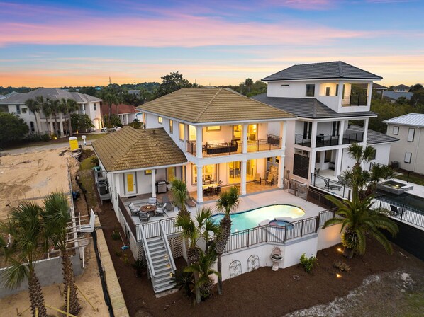 Welcome to the stunning Casa Esmeralda!