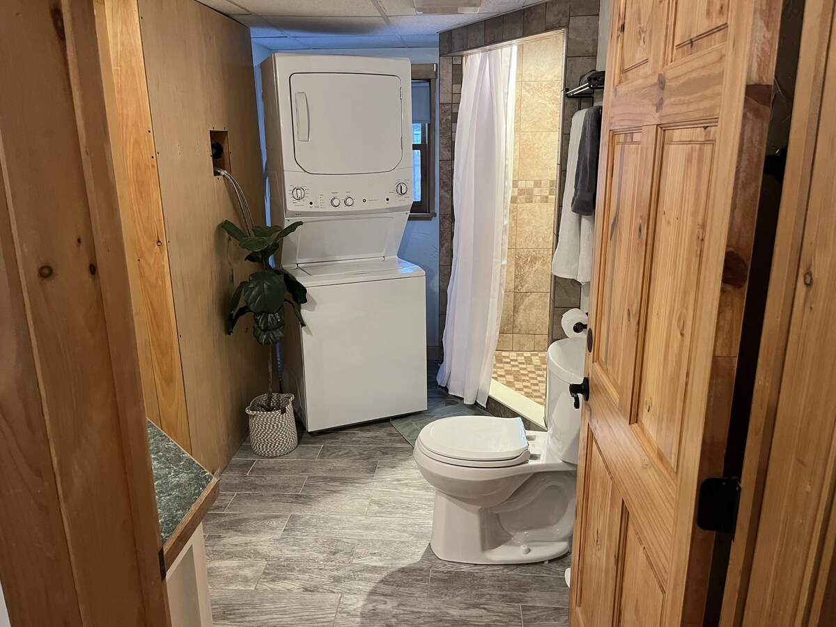 Relax with the whole family at this peaceful 4 bedroom cabin.