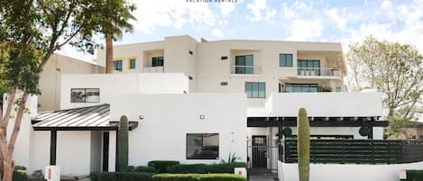 3,059 SqFt. Home w/ 5 Bedrooms and Pool