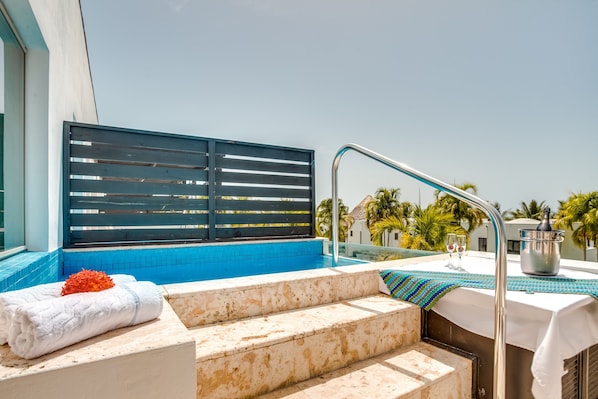 Penthouse - private plunge pool on the balcony