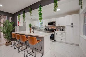 With a center kitchen island and décor that brings as much personality to the space as you do, this fully equipped kitchen has everything you need to whip up a tasty meal.