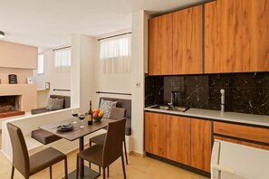 Fully equipped kitchen and dining area