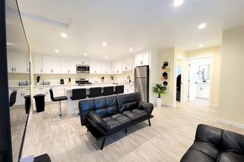 Newly built 2 bedroom ADU near Beverlywood. 5 minutes to Rodeo Drive!