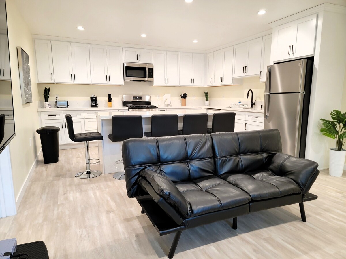 Newly built 2 bedroom ADU near Beverlywood. 5 minutes to Rodeo Drive!