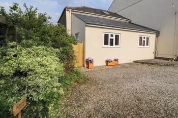 THE HIDEAWAY @ WAVERTON VILLA, pet friendly, with a garden in Wigton