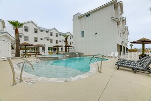 Community Amenities | Outdoor Pool | Pickleball Court