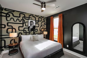 Folsom Suite: 1 king bed with en suite bathroom and beauty bar