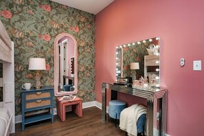 2 queen beds with en suite bathroom and beauty bar