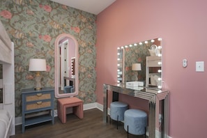 Coat of Many Colors Corner: 2 queen beds with en suite bathroom and beauty bar