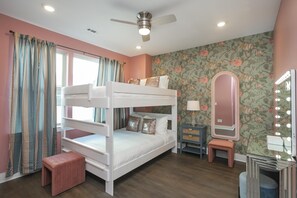 Coat of Many Colors Corner: 2 queen beds with en suite bathroom and beauty bar