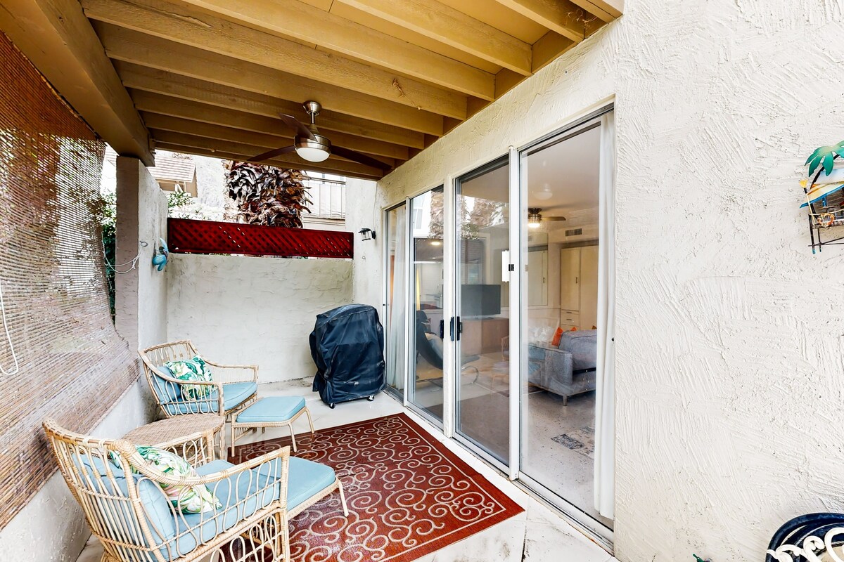 Dog-friendly studio condo near golf with 3 pools, patio, grill, W/D, & AC