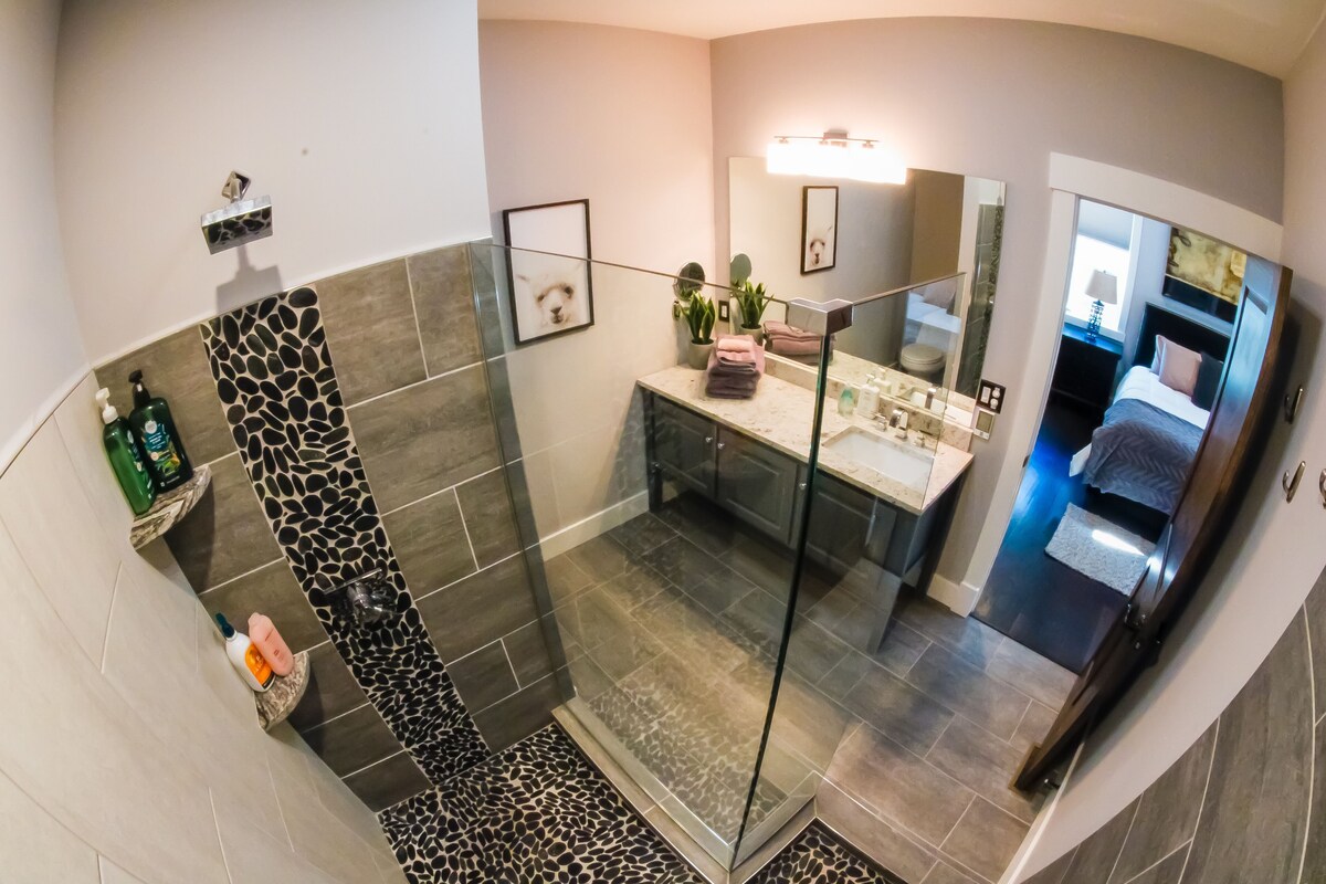 Luxury Slope Side Home in Wintergreen Resort! Sauna, Smart Tv’s, Central!