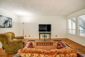 Living Room | Smart TV | Free WiFi | Central A/C