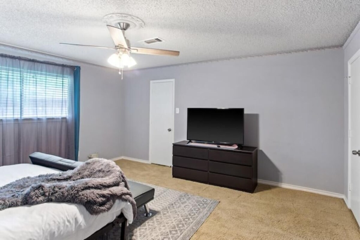 Stunning 3BD Oasis Near Hospital in Locale Irving