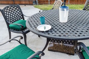 Enjoy the perfect mix of style and serenity on the patio, where a modern table for six invites outdoor dining and quiet moments. The eye-catching granite umbrella base adds elegance, while the spacious setup makes it ideal for everything from morning coff