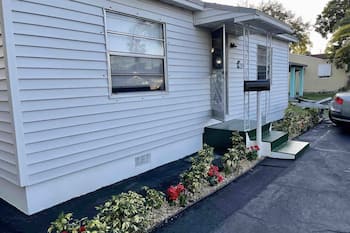 2 bdroom apartment in Hollywood FL