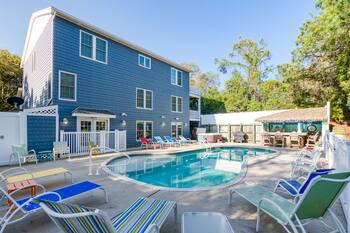 Gorgeous vacation home in Duck, situated between the ocean and sound!