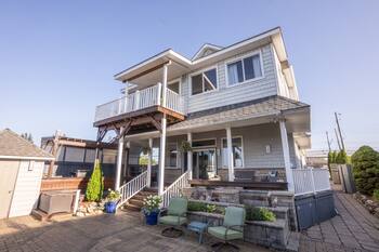 Welcome to Blue Heaven, your exquisite lakeside retreat nestled along Lake Erie!