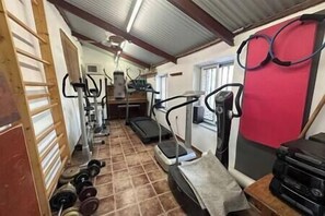 Cuenta con un gimnasio totalmente equipado.
