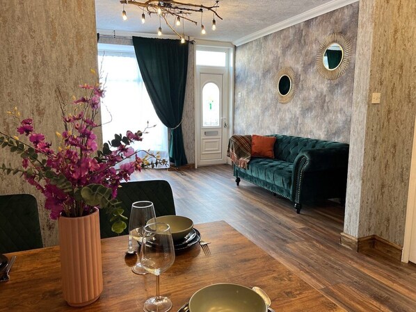 Dining / Restaurant