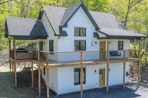 View of the outside of the chalet (1)