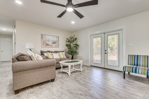 Living Room | 4 Smart TVs | Free WiFi