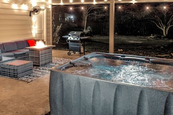Kirby House: Sleeps 16, King bed, Hot Tub, Game Rooms, Gym, Gated/Free Parking
