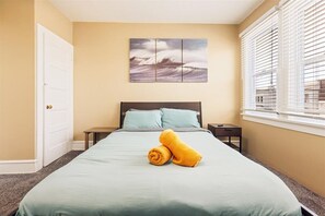 Bedroom 1 (Queen)