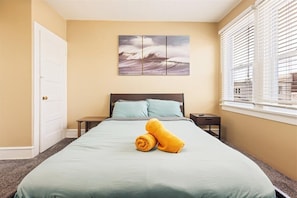 Bedroom 1 (Queen)
