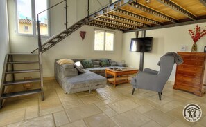 Gîte Lyonnais Beaujolais à Lissieu - Métropole de Lyon (Rhône) : le coin salon au rez-de-chaussée.