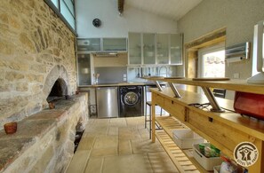 Gîte Lyonnais Beaujolais à Lissieu - Métropole de Lyon (Rhône) : la cuisine.