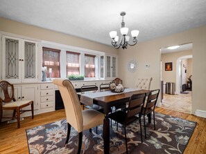 Charming dining room with vintage built-ins 🪟, elegant chandelier 💡, and a warm, welcoming vibe. Perfect for cozy dinners or hosting friends 🍽️🌿.