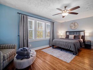 Take in this family-friendly neighborhood with tree-lined streets, manicured lawns, and a charming local church tower. Just minutes from shops and scenic lake views for leisurely strolls or weekend adventures! 🌳🏡⛪🚶
