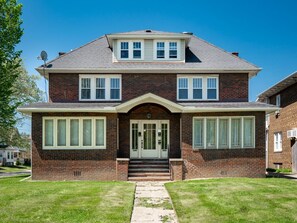 This charming brick duplex offers a private side entrance and a spacious green yard, perfect for morning coffee or evening relaxation under the sun. 😊🏡🌳