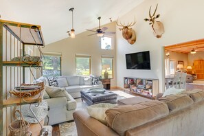 Living Room | Free WiFi | Board Games & Books | Smart TV | 1st Floor