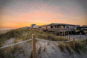 Salt Life - charming oceanfront cottage! Steps to the beach!